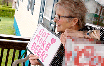 93-летняя старушка в самоизоляции захотела пива и получила 150 банок в подарок