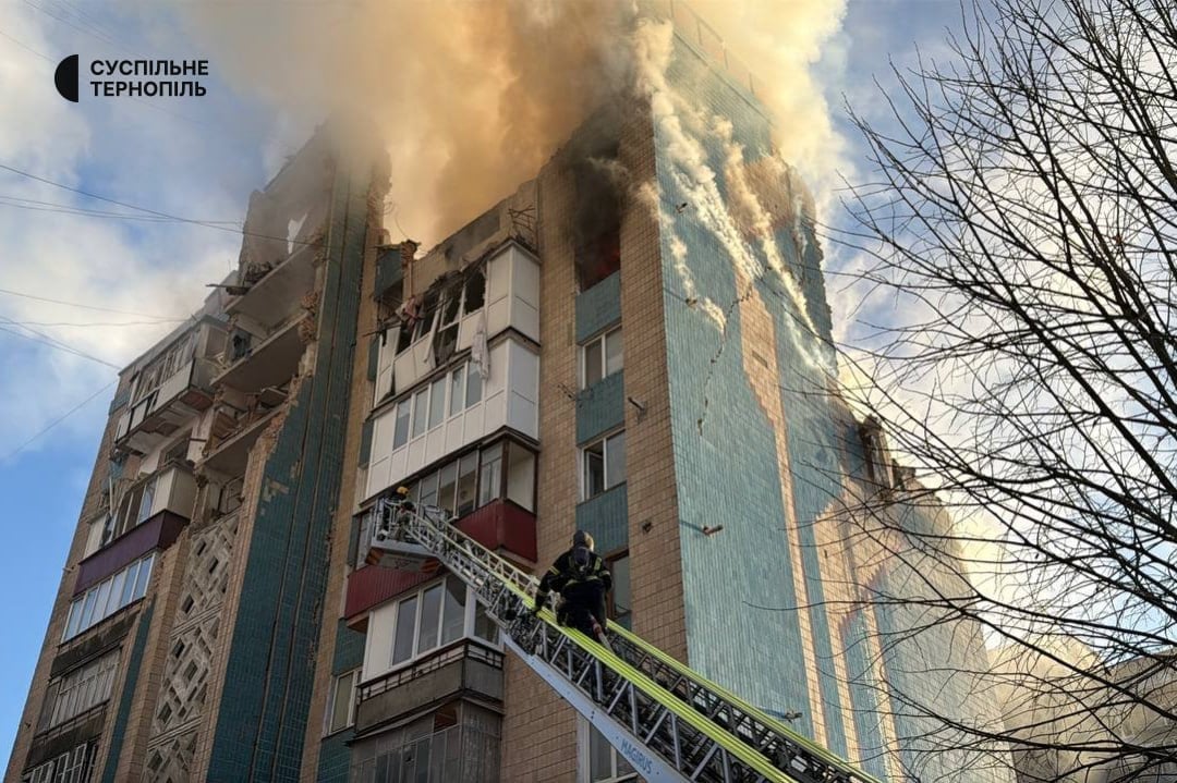 Появилось видео варварского удара московитов по многоэтажке в Тернополе
