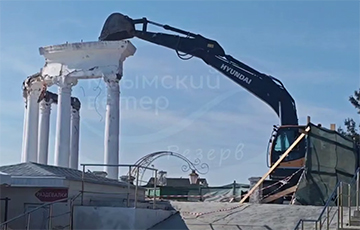 В оккупированном Крыму экскаватор внезапно начал сносить известную историческую достопримечательность