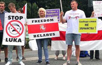 В центре Нью-Йорка прошел митинг в поддержку журналистов и профсоюзов в Беларуси