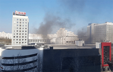 Фотофакт: на многоэтажной парковке ТЦ «Галерея» горели две машины