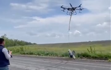 ВСУ эвакуировали трофейный БПЛА «Орлан-10» с минного поля с помощью дрона