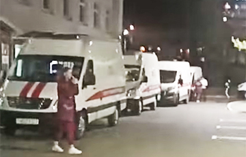 В Минске заметили огромную очередь скорых возле детской больницы