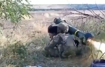Бойцы ВСУ уничтожают московитский БТР из ПТРК Javelin