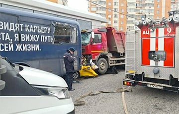 Беларус в Москве раздавил самосвалом такси и скрылся