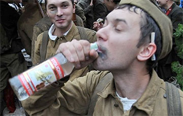 «Закупаются алкоголем»: беларусы все чаще замечают московитских солдат в магазинах