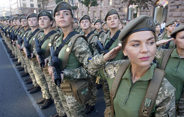 Видеофакт: Во время парада в Киеве овациями приветствовали женщин-военных