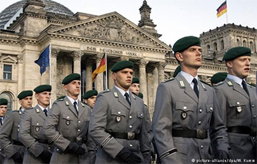Немецким солдатам предложили бесплатный проезд в форме