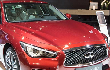 В Гомеле на мойке повредили лобовое стекло Infiniti Q50