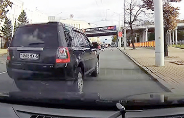 Видеофакт: В Минске водитель Land Rover подрезал авто и сбежал
