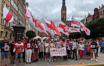 В Гданьске развеваются бело-красно-белые флаги