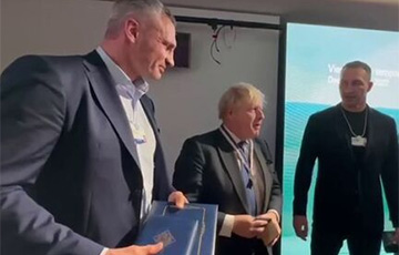 Кличко вручил Джонсону звание почетного гражданина Киева