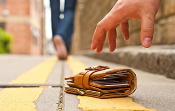 В Минске уборщик нашел кошелек с деньгами и поступил неожиданно