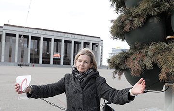 В Минске активистка приковала себя к столбу на Октябрьской площади