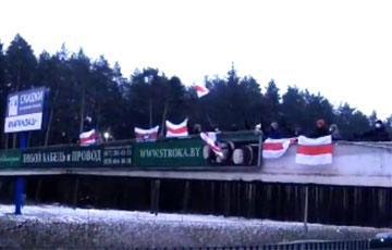 Жители Ангарской устроили акцию с флагами на пешеходном мосту через МКАД