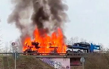 В Германии сгорел автовоз с электромобилями, которым управлял беларус