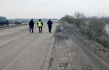 В Речицком районе дорожники получили 3 млн, но не отремонтировали автодорогу