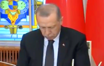 Видеофакт: Эрдоган задремал во время речи Додона на пресс-конференции