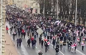 Огромная колонна протестующих идет в центр Минска