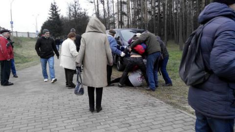 Задержанных за флаги Украины участников шествия в Куропаты отбили у милиции