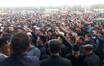 Самый популярный лозунг протестов в Казахстане — «Дед, уходи!»