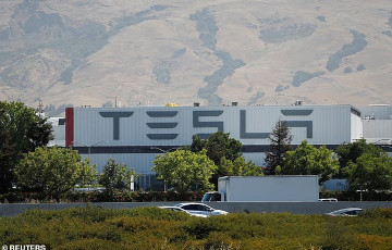 Рабочий завода Tesla требует $51 млн после «нападения» робота