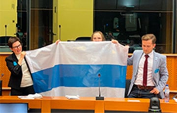В Европарламенте впервые развернули символ новой Московии без Путина