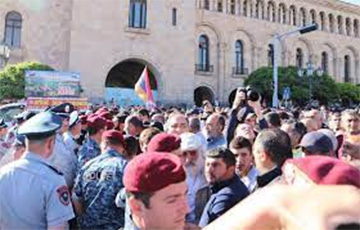 В Ереване у резиденции премьера Армении начались столкновения протестующих с полицией