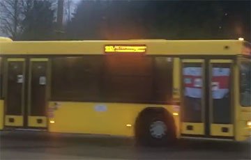 В микрорайоне Сокол по маршруту ездит автобус с большим бело-красно-белым флагом