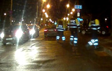 Видеофакт: В Минске на пешеходном переходе Citroen не пропустил троих ГАИшников
