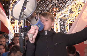 Видеофакт: О чем говорила молодежь на встрече на площади Свободы