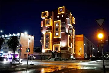 В Бобруйске необычно подсветили знаменитый дом-тетрис