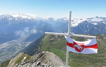Национальный флаг Беларуси подняли на пик Гран Шавалар в Швейцарии