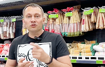 Беларус рассказал, почему на кассе нужно перевешивать уже взвешенную колбасу