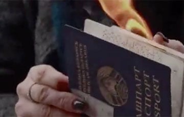 Беларуска сожгла свой паспорт в знак протеста