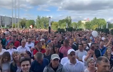 Тысячи бастующих шахтеров проводят митинг в Солигорске (Онлайн-трансляция)