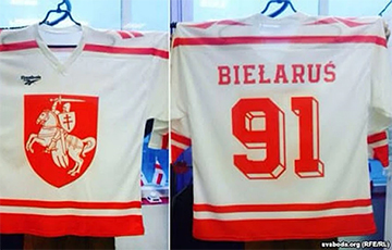 История одного снимка: у сборной Беларуси по хоккею была шикарная форма с «Погоней»