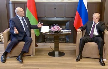 Политолог: Для Лукашенко болезненно, что Путин смотрит на него свысока