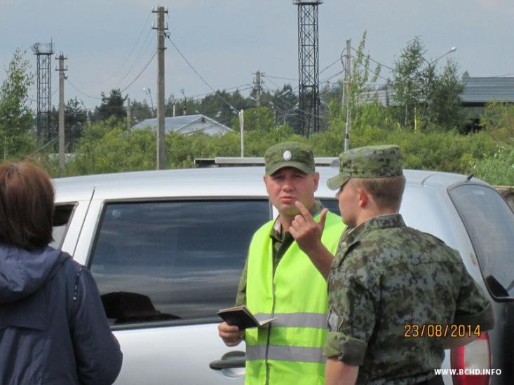 Российские пограничники заставили белоруса снять майку «Стоп Путин»