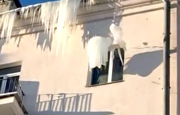 В минском многоэтажном доме вместе с сосульками сбили и кондиционер