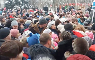 Московиты в Курске устроили массовую драку за бесплатные конфеты