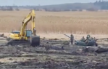 Российские танки под Ростовом «остановило» болото: видео