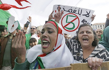 Правитель Алжира отказался от пятого срока после массовых протестов