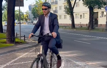 Глава МИД Польши Радослав Сикорский ездит на работу на велосипеде