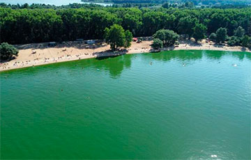 Минское море окрасилось в зеленый цвет