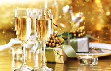 Сколько перед Новым годом стоит шампанское в Беларуси, Польше и Литве?