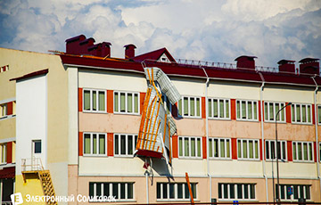 Стихия прогулялась по Солигорску: повалены деревья, у школы повреждена крыша