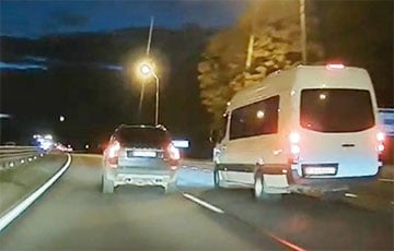 Водитель Volvo решил «поучить» целую маршрутку?