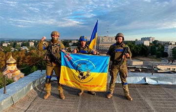 ВСУ подняли украинский флаг над горсоветом в Купянске