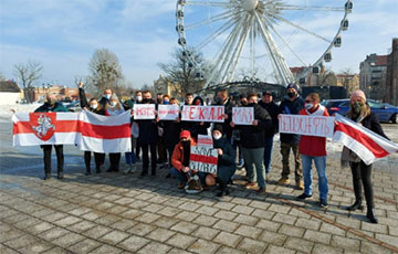 Белорусские диаспоры по всему миру провели акции, посвященные дню родного языка